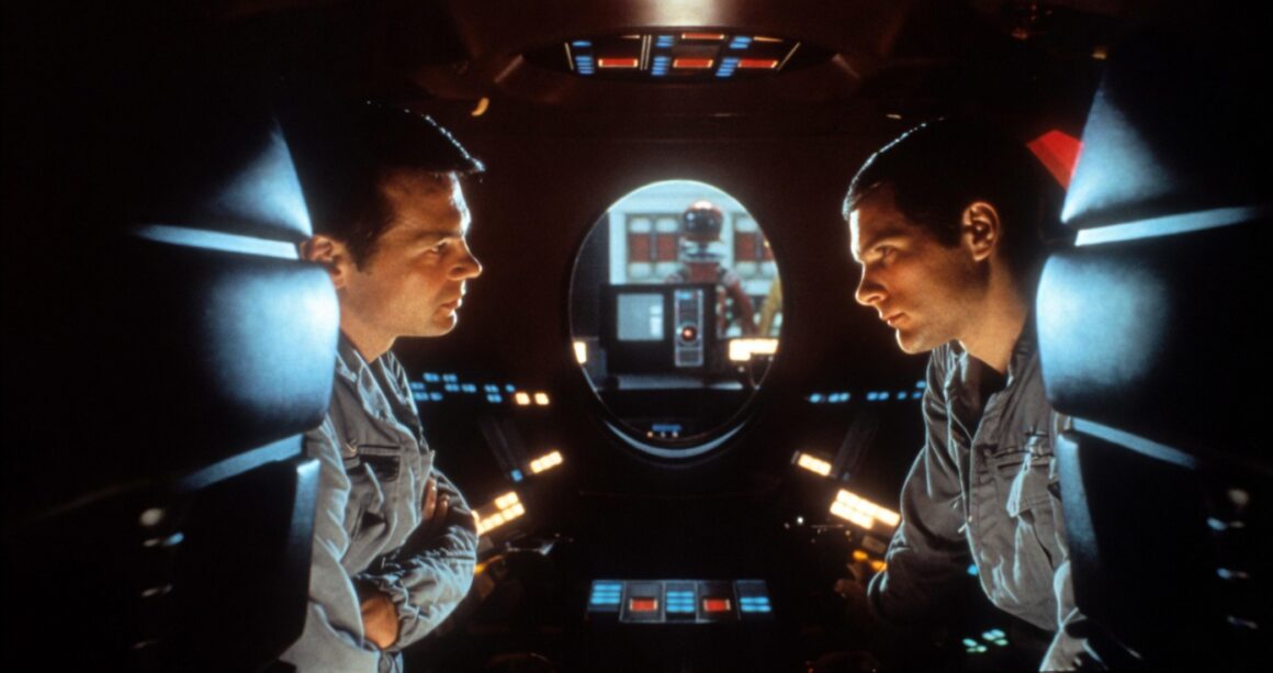 HAL 9000, l'œil rouge de l'ordinateur dans 2001 : l'Odyssée de l'espace de Stanley Kubrick, figure de la technique qui n'a plus besoin du geste humain pour opérer.