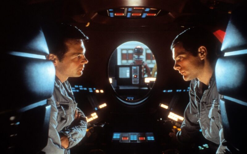 HAL 9000, l'œil rouge de l'ordinateur dans 2001 : l'Odyssée de l'espace de Stanley Kubrick, figure de la technique qui n'a plus besoin du geste humain pour opérer.