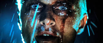 Plan du film Blade Runner de Ridley Scott (1982) : gros plan du réplicant Roy Batty sous la pluie lors de son monologue final.